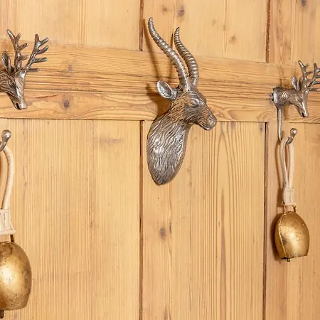 Wasserfallhuesli In Lauterbrunnen, Near Interlaken, Muerren, Wengen 라우터브루넨