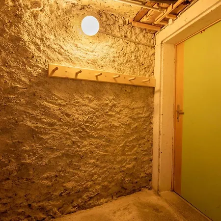 Wasserfallhuesli In Lauterbrunnen, Near Interlaken, Muerren, Wengen 라우터브루넨