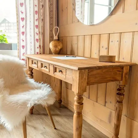 Wasserfallhuesli In Lauterbrunnen, Near Interlaken, Muerren, Wengen 劳特布龙嫩