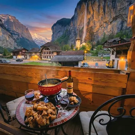 Wasserfallhuesli In Lauterbrunnen, Near Interlaken, Muerren, Wengen * 劳特布龙嫩