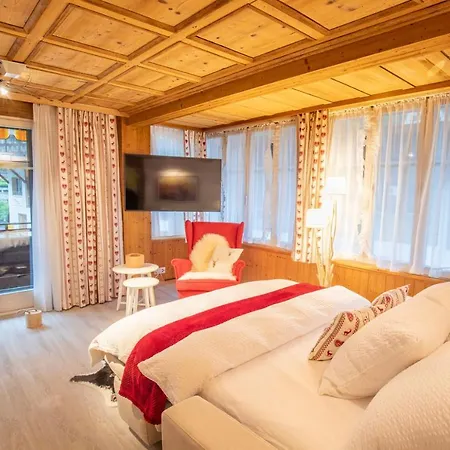 Wasserfallhuesli In Lauterbrunnen, Near Interlaken, Muerren, Wengen * Lauterbrunnen